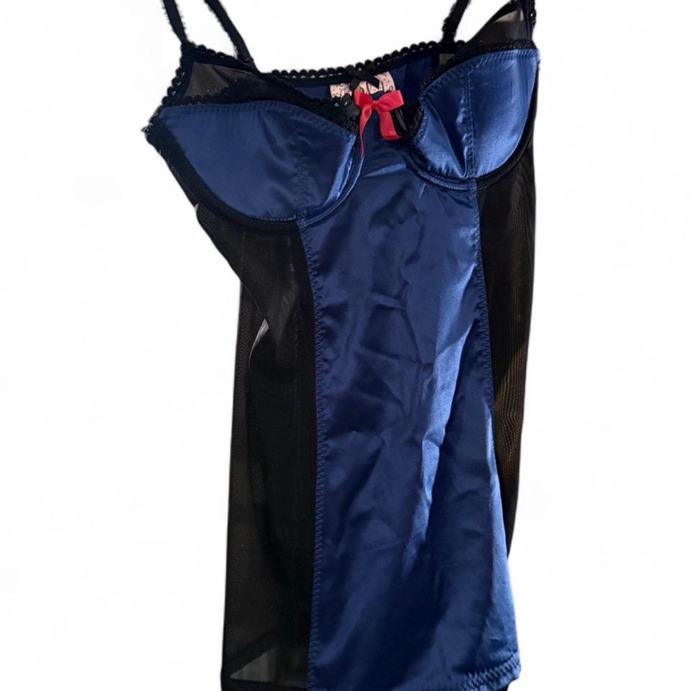 Victoria’s Secret lingerie 
Size :34 B